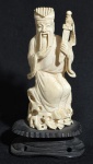 MARFIM - Escultura confeccionada em marfim, na forma de homem oriental, sobre peanha de madeira; Medindo 13 x 7 cm