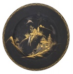 SATSUMA - Par de pratos de coleção em porcelana japonesa Kutani-yak pintado a mão com imagem do Monte Fuji e casa oriental, em preto e dourado, originado na província de Kaga, no Japão, por volta de 1650, com selo em baixo; Medindo 19,5 cm