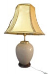 Antigo abajur, confeccionado em cerâmica, com cúpula acrílica; Medindo 63 X 46 cm
