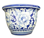 Antigo cachepot, confeccionado em cerâmica branca, com decoração floral em esmalte em tom azul cobalto; Medindo 16,5 x 22,5 cm ( ap. peq. bicado)