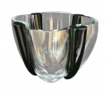 MURANO - Vaso confeccionado em espesso vidro artístico polonês, da manufatura KROSNO, translúcido  com gomos laterais em verde, com diferente forma; Medindo 15 x 20 cm
