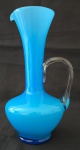 MILK GLASS - Jarra confeccionado em vidro opalinado francês, no tom azul, com alça translúcida; Medindo 21 X 12 cm