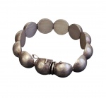 Bracelete confeccionado em prata teor 900, composto por elementos arredondados articulados, com acabamento fosco, apresentando fecho de segurança. Medidas: 21 cm de diâmetro. Peso: 33,3 g.