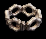 Bracelete confeccionado em prata teor 900, composto por módulos articulados de formato geométrico vazado,  apresentando fecho com trava de segurança. Medidas: 20 cm de diâmetro. Peso: 41,9 g.