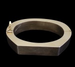 Bracelete confeccionado em prata, de formato rígido e estrutura robusta, e acabamento fosco, apresentando fecho articulado com trava de segurança. Medida: 8 cm de diâmetro. Peso: 63,8 g.