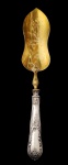 Espátula com cabos confeccionados em prata ricamente ornamentada em relevo, e haste em metal dourado, apresentando desenho clássico e elegante, com detalhes gravados. Medidas: 32 x 6 cm.
