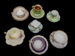 Sete xícaras para café em porcelana, de diferentes procedências e estilos, com variadas decorações, incluindo motivos florais, dourações e esmaltações coloridas, acompanhadas de pires, sendo um deles não correspondente à respectiva xícara.
