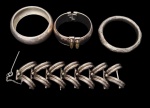 Bijuteria Fina - Quatro pulseira confeccionadas em metal prateado. Medindo:18/7/8/7,5 cm.