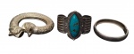 Três braceletes em metal, de estilos variados, peça com aplicação de pedra azul e bracelete de formato rígido, apresentando diferentes acabamentos e designs. Medidas aproximadas: 9 cm, 7 cm e 7 cm de diâmetro.