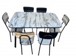 Conjunto de mesa de jantar com 6 cadeiras, em estrutura metálica e acabamento em fórmica padrão marmorizado, de estilo vintage, com mesa extensível por meio de tábua central, medindo 1,51 x 75 x 79 cm quando aberta e 1,21 x 75 x 79 cm quando fechada, acompanhando seis cadeiras no mesmo padrão; apresenta sinais de uso, desgastes na pintura e marcas na superfície compatíveis com o tempo, mantendo bom estado funcional.