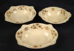 Johnson Bros., Inglaterra – Duas saladeiras e uma terrina sem tampa em faiança inglesa, na cor creme, decorada com motivos florais policromados e borda ondulada. Manufatura no verso. Medindo: 6,5 x 25 cm e 6,5 x 24,5 cm. Craquelê.