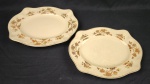 Johnson Bros., Inglaterra – Duas travessas em faiança inglesa, na cor creme, decorada com motivos florais policromados e borda ondulada. Manufatura no verso. Medindo: 26 x 22 cm e 29 x 24 cm. Craquelê e manchas. 