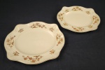 Johnson Bros., Inglaterra - Duas travessas ovais em faiança inglesa, na cor creme, decoradas com motivos florais policromados e borda ondulada. Manufatura no verso. Medindo: 30 x 25 cm e 26 x 29 cm. Craquelê.