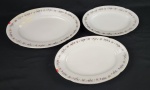 Porcelana Tcheca – Três travessas ovais em porcelana, na cor branca, decorada com friso floral policromado borda, detalhe em relevo e filetes em ouro. Manufatura no verso. Medindo:33 x. 22 cm, 37 x 25 cm e 40 x 27 cm. Media com fio de cabelo e maior com restauro.