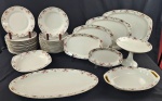 Porcelana Tcheca. Parte de aparelho de jantar em porcelana, na cor branca, decorados com friso floral policromado e detalhes dourados na borda. Composto de 8 pratos rasos, 14 pratos fundos, 7 travessas, 1 saladeira e 1 fruteira. Manufatura no verso. Leves desgastes na douração. Medindo: 24 cm, 4 x 24 cm, 18 x 24cm, 5,5 x 26 cm, 23,5 x 14 cm, 29 x 19 cm, 33 x 23,5 cm, 39 x 27,5 cm, 42,5 x 30 cm, 4 x 35 x 22 cm e 4,5 x 50 x 24 cm. 1 prato raso e 2 travessas com bicados.