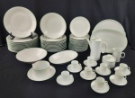 Renner, Brasil - Parte de aparelho de jantar e café em porcelana brasileira, na cor branca, borda com friso verde. Composto de 12 pratos rasos, 12 pratos fundos, 19 pratos para sobremesa, 1 prato de bolo, 2 saladeiras, molheira, travessa, bule, leiteira, açucareiro, nove xícaras com seus pires. Manufatura no verso. Medindo: 24,5cm, 3 x 22 cm, 17,5 cm, 28,5 cm,  29,5 x 20 cm,  8 x 17 cm,  19 x 8 cm, 9,5 x 10 x 6,5 cm e 9 x 10 cm. Um pires e um prato de sobremesa  com bicados.