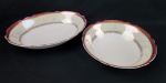 Real, Brasil  Duas saladeiras em porcelana esmaltada e vitrificada, na cor branca, com borda furta-cor, faixa vermelha e detalhes dourados. Manufatura no verso. Medindo: 7 x 24 cm (saladeira) e 29 x 21 cm (travessa funda).