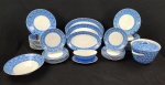 Steatita – Brasil – Expressivo aparelho de jantar da década de 1970 em porcelana policromada nas cores azul e branco, ricamente decorado com motivo floral contínuo, de forte presença estética e grande impacto visual à mesa. Peça adquirida na tradicional loja de presentes `Rachel`, com marca da manufatura na base. Composto por: 1 sopeira (18 x 21 cm),1 saladeira (7 x 23 cm de diâmetro), 1 molheira (8 x 20 x 13 cm), 3 travessas ovais (29 x 18 cm; 33 x 21 cm; 37 x 23 cm), 12 pratos rasos (24 cm), 12 pratos fundos (4 x 23 cm), 12 pratos de sobremesa (19 cm de diâmetro). Total: 42 peças.
