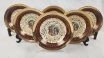 Bromley, England - Seis pratos fundos em faiança inglesa, decorados com cenas românticas e bordas em vermelho e dourado com ricos detalhes em ouro 22k. Manufatura no verso. Medindo: 3,5 x 20 cm. Craquelê 