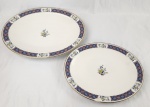 Noritake Ivory China, modelo Cathay 7179, Japão – Duas travessas em porcelana japonesa, decorados com faixa geométrica azul e vermelha, flores centrais multicoloridas e filetes dourados. Manufatura no verso. Medindo:35 x 28 cm e 41 x 31 cm.  Menor com lasca. 