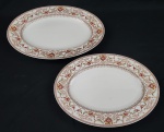 Empire, Dorset, Inglaterra, século XX – Duas travessas em faiança inglesa, decoradas com arabescos, folhagens e faixas em tons de marrom, flores policromadas sobre fundo branco. Manufatura no verso. Medindo:36 x 28 cm e 41 x 32 cm. 