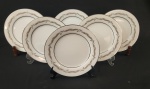 Noritake, Japan. Seis pratos para sobremesa em porcelana japonesa branca, decoração de folhas em tons de cinza, marrom e rosa. Filetes em ouro. Manufatura no verso.