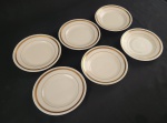 Vista Alegre, Portugal. Seis pratos para pão em porcelana portuguesa esmaltada na cor marfim. Bordas serrilhada e filetes em ouro.