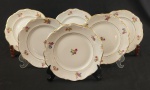 Tielsch Walbruch, Polônia. Seis pratos para sobremesa em porcelana polonesa esmaltada na cor branca, decoração floral policroma e filetes em ouro. Medindo: 18 cm.