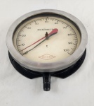 Antigo manômetro industrial Record em ferro pintado. Mostrador circular com escala até 100 t, ponteiros duplos (indicador e marcador), caixa com aro em alumínio e base para fixação. Inscrição Indústria Brasileira. Medida: 27 cm de diâmetro.