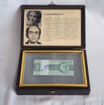 Cildo Meireles | Carimbo sobre nota | Medindo 14 x 6 cm (papel) | Obra reproduzida no livro do artista. Quem matou Herzog? A pergunta se repete nas cédulas de um cruzeiro que Cildo Meireles carimbou nos anos 1970, em referência ao assassinato dojornalista VladimirHerzogdurante um interrogatório no DOI-Codi, forjado para parecer suicídio pelos oficiais do regime militar. Cildo Meirelles usou as notas carimbadas no período da ditadura militar para indagar de forma anonima e explicita em meio ao período de censura onde o medo o silêncio estavam presentes. As notas de um cruzeiro e o carimbo foram os instrumentos que o artista encontrou para gerar ciculação da mensagem  Quem matou Herzog (militante do Partido Comunista), fazendo protesto sem que sua indagação e indiganação sofressem repressão, destacou dessa forma a sua visão da arte enquanto meio de democratização da informação e da sociedade.