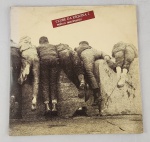 Disco de vinil duplo LP do álbum Clube da Esquina 2, de Milton Nascimento, um dos marcos da música popular brasileira. Conjunto composto por dois discos, com capa original e encarte interno ilustrado com diversas imagens dos artistas envolvidos no projeto. Lançamento emblemático que reúne grandes nomes do movimento Clube da Esquina, com repertório sofisticado e histórico.