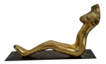 SUZANA LEVY (Rio 1937 / idem 2023) - Escultura de mesa em bronze dourado, nu feminino sobre base de metal.  Mede 22cm altura x 13cm.