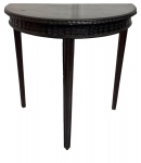 SEC XIX - Antiga mesa de encostar, e ou aparador, com estrutura em madeira de lei escura, formato dito "demi lune". Apoio de três pernas retas levemente afiladas para baixo. Decoração de entalhes em filetes na borda, saia e pés. Primeira metade do século XIX. Mede 80 cm altura x 43 cm largura x 80 cm comprimento.