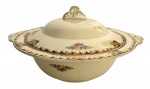 ENGLAND - Sopeira em faiança inglesa cor creme, adornada com ramalhetes de flores em policromia. Manufatura SUNSHINE SOL MEAKIN. Acompanha a sua respectiva tampa com pega. Mede 30,5cm.