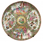 COMPANHIA DAS INDIAS - Secular prato para parede em companhia das índias, período "família rosa", meados século XIX. Possui suporte em metal original da época. Mede 24cm diâmetro.