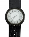 Relógio Swatch Pop modelo vintage, com caixa redonda em resina preta e mostrador branco minimalista, acompanhado de pulseira em couro preto texturizado. Peça suíça de design contemporâneo e sistema destacável característico da linha Pop Swatch, combinando estética moderna e caráter colecionável. Funcionamento desconhecido. Medida do visor 5 cm.