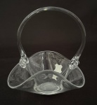 Cestinha em cristal LPG Blumenau, modelada à mão, linhas orgânicas e transparência pura. Peça delicada, charmosa e ideal para composições decorativas. Apresenta etiqueta. Mede 13 cm.