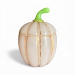 BACCARAT FRANÇA - Potiche em cristal opalina francesa Baccarat, modelado em forma de abóbora com finos realces dourados pincelados à mão e tampa com cabo verde translúcido. Peça rara, charmosa e impecavelmente talhada  um destaque delicado para coleção de cristais franceses. Meados séc. XIX. Desgaste do tempo. Mede 18 cm.