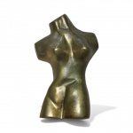 SUZANA LEVY (Rio de Janeiro 1937 / Rio de Janeiro 2023) - Escultura de mesa, corpo feminino frontal em bronze de linhas suaves e anatômicas, com assinatura da artista. Peça de mesa elegante, marcada pela síntese moderna e pela valorização das formas orgânicas. Mede 18 x 11 cm.
