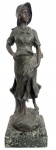 ARISTIDE DE RANIERI (Italia 1865 / 1929) Escultura em bronze patinado representando figura feminina camponesa, intitulada "Au Champ", de elegante composição naturalista. Assinada na base, com plaqueta identificadora, sobre base em mármore Carrara. Europa, final do século XIX / início do século XX. Mede 44cm de altura.