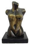 SUZANA LEVY (Rio de Janeiro 1937 / Rio de Janeiro 2023) -  Escultura em bronze representando torso feminino, de linguagem moderna e formas orgânicas, marcada pela síntese volumétrica e pelo equilíbrio entre força e sensualidade. Peça de forte presença escultórica, com pátina escura e nuances douradas, apoiada sobre base em pedra, característica da produção contemporânea da artista. Assinada. Mede 19 cm altura.