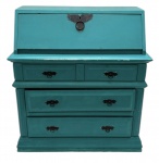 Escrivaninha-cômoda em madeira, com tampo basculante formando mesa de escrita, interior com nichos organizadores, três gavetas inferiores e duas gavetas superiores. Pintura em tom azul-turquesa, ferragens metálicas originais. Peça funcional e decorativa, ideal para escritório ou ambiente residencial. Medidas 1,05 x 48 x 98 cm.