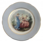 REAL Prato de parede e ou coleção em porcelana fina REAL, aba ondulada com esmalte azul claro e friso em dourado. Medalhão central policromado com cena clássica de inspiração mitológica, representando figuras femininas e putto em paisagem bucólica. Marca no verso. Peça elegante, de caráter decorativo e colecionável. Mede 23 cm diâmetro.