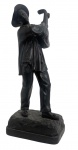 EUROPA - Escultura de Músico com Violão em bronze patinado, Figura masculina em pose dinâmica, vestindo traje clássico e chapéu. Peça de caráter decorativo, com bom nível de detalhamento e base integrada. Ideal para ambientações clássicas ou ecléticas. Virada do século. Mede 28 cm.
