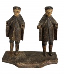 MINAS SÉC. XX - Escultura sacra em madeira entalhada e policromada, representando São Cosme e São Damião, dispostos sobre base única. Trabalho artesanal, provável primeira metade do século XX, com pátina original e desgastes compatíveis com a idade. Peça devocional de forte caráter popular. Mede 12 x 13 cm.