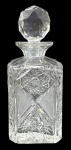 Garrafa/decantador em cristal europeu fartamente lapidado, corpo facetado com ricos padrões geométricos e tampa original em cristal lapidado. Peça elegante e decorativa, ideal para bar ou coleção. Mede 22 cm.