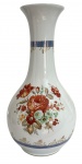 Vaso em porcelana Real, formato balaústre, decoração floral policromada com detalhes em dourado e frisos azuis. Peça de elegante acabamento, ideal para composição decorativa. Registro na base. Mede 35 cm altura.