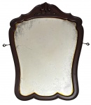 PERIODO 1900- Antigo espelho em cristal bisotado com proteção de moldura de jacarandá adornado com entalhe de florão. Apresenta desgaste do tempo. Meados 1900. Fixadores em metal nas laterais. Mede 90 x 80cm.