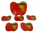 Serviço para sobremesa em vidro policromado na cor vermelha no formato maçã, composto de seis peças sendo uma maior e as demais de servir. Medida da maior 29cm.