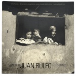 Livro México: Juan Rulfo  Fotógrafo, dedicado à produção fotográfica de Juan Rulfo, reunindo imagens emblemáticas do México rural, paisagens áridas e retratos humanos de forte densidade poética. Edição de caráter institucional e curatorial, com textos críticos de Carlos Fuentes, Margo Glantz, Jorge Alberto Lozoya, Eduardo Rivero, Víctor Jiménez e Erika Billeter. Publicação da Lunwerg Editores, vinculada a exposições realizadas pela La Virreina e Caja Madrid. Capa dura, edição ilustrada em preto e branco. Exemplar com sinais normais do tempo. Mede 29cm x 29cm.